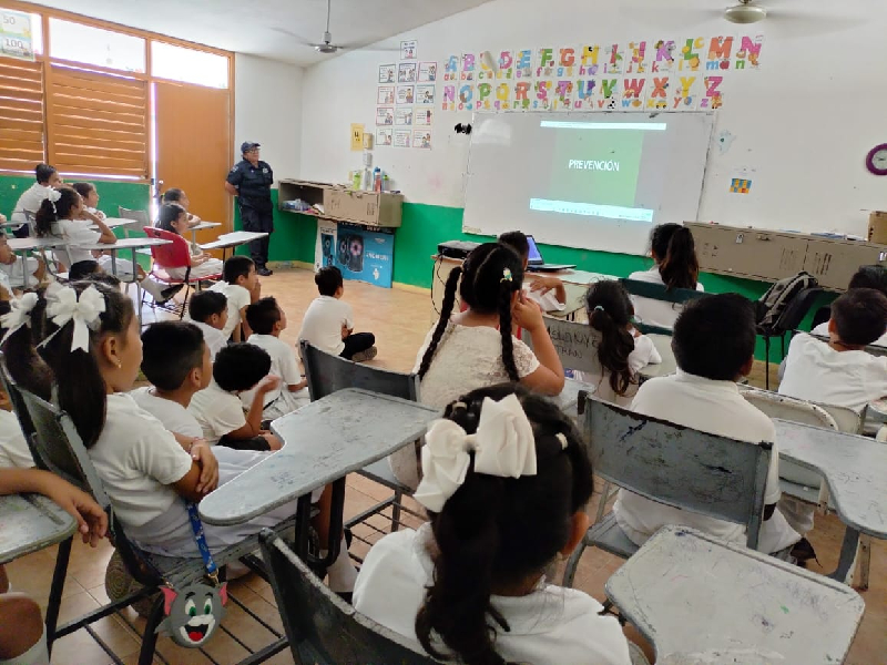 Enseñan a niños de Puerto Morelos a identificar situaciones de riesgo