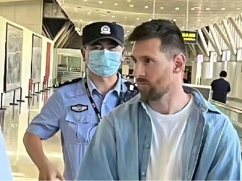 VIDEO: ¡Zaz! Agentes migratorios detienen a Messi en China
