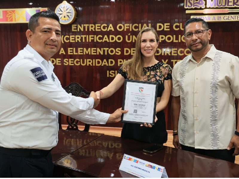 Atenea Gómez entrega a policías municipales su Certificado Único Policial