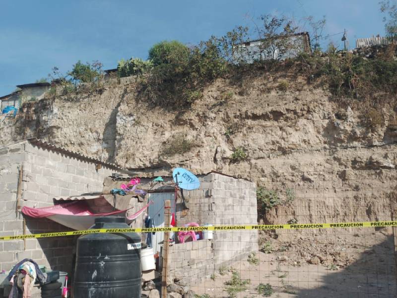 Se registra deslave en Chimalhuacán; 14 familias están en riesgo