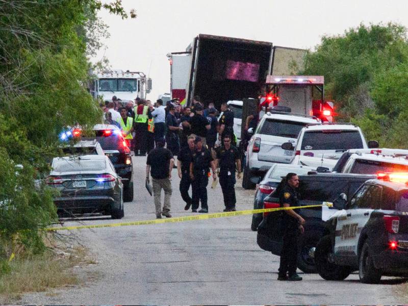 Detienen a cuatro mexicanos por la muerte de 53 migrantes en un tráiler en Texas