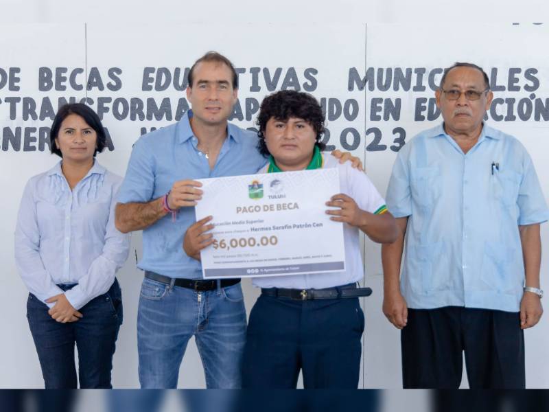 Cumple Diego Castañón con la entrega de Becas Educativas Municipales
