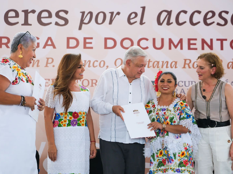 Arropa López Obrador a los quintanarroenses