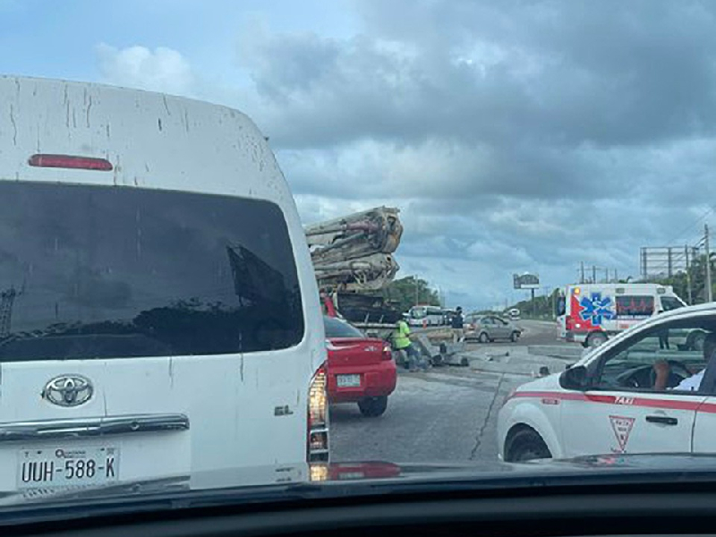 Bloqueada la carretera Cancún-Chetumal por un accidente