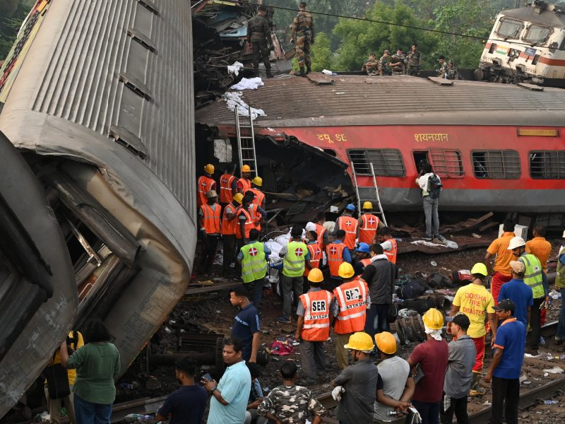 Se eleva a 288 el número de muertos por choque de trenes en India; hay más de 850 heridos