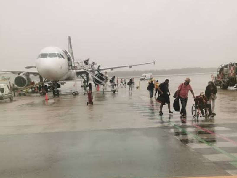 Tres vuelos desviados por baja visibilidad genera lluvias en aeropuerto de Cancún
