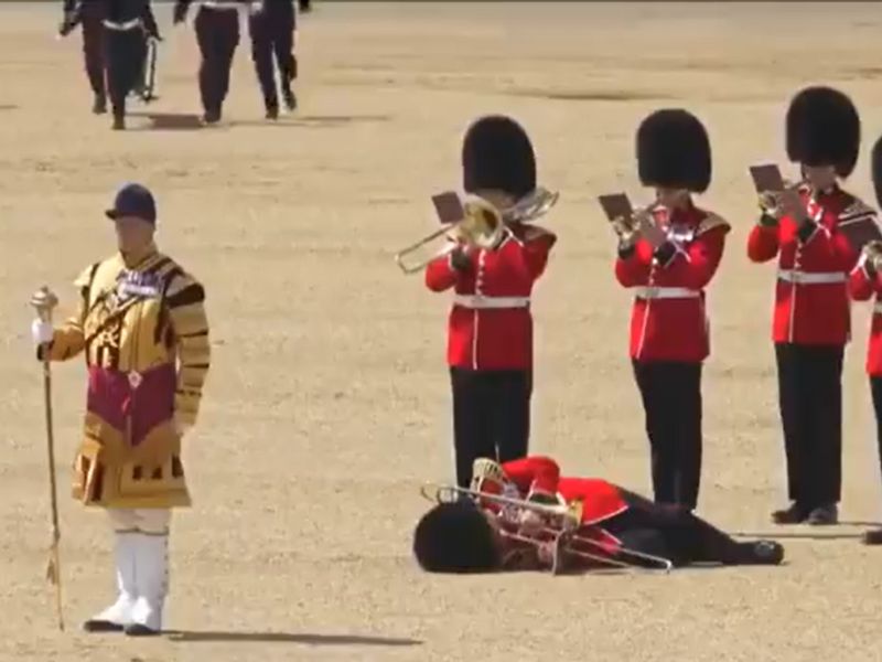 Video Guardias británicos se desmayan por calor en pleno desfile