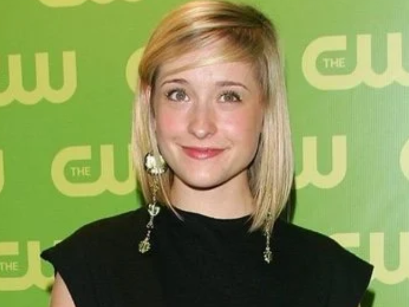 Allison Mack, actriz de Smallville, abandona prisión tras condena