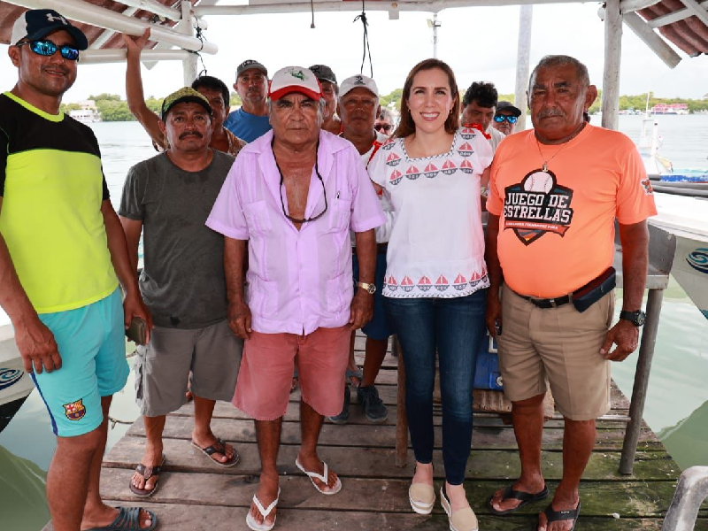 Atenea Gómez entrega de apoyos económicos a pescadores de Isla Mujeres