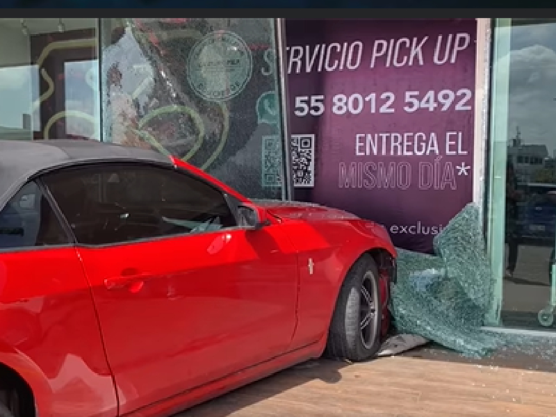 Campeche_ Conductora estrella su auto contra local