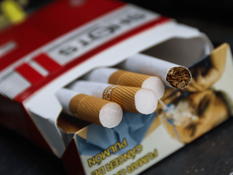 Empresa de España usa influencers para promocionar consumo de tabaco