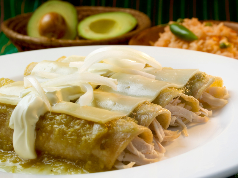 Enchiladas suizas rellenas de pollo una delicia mexicana