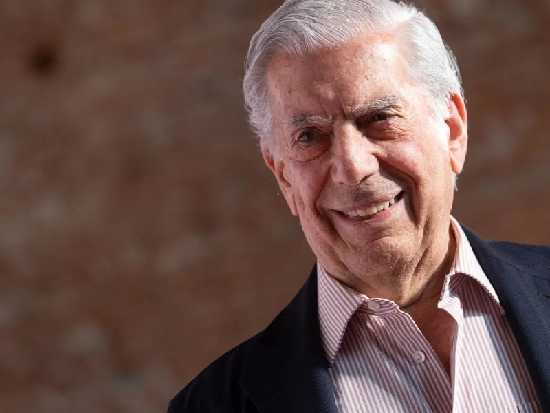 Hospitalizan por segunda vez a Mario Vargas Llosa por COVID-19