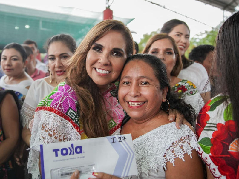 Mara Lezama entrega tarjetas Mujer es Poder en Felipe Carrillo Puerto