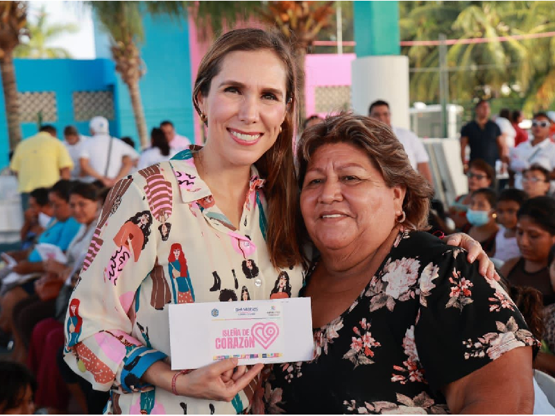 Atenea Gómez entrega los primeros apoyos del programa ‘Isleña de Corazón’