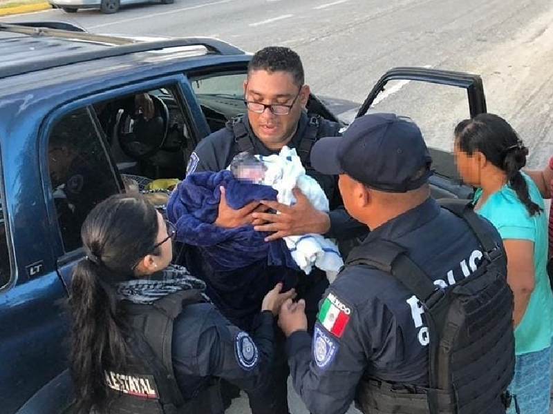 Policías ayudan en labores de parto en carretera de Chetumal