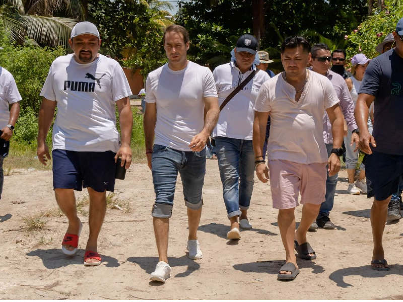 Diego Castañón promete en Punta Allen rehabilitación de su camino de acceso