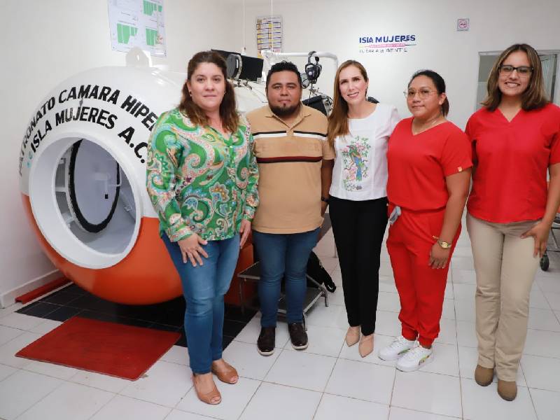 Atenea Gómez entrega la recién rehabilitada Cámara Hiperbárica a los pescadores de Isla Mujeres