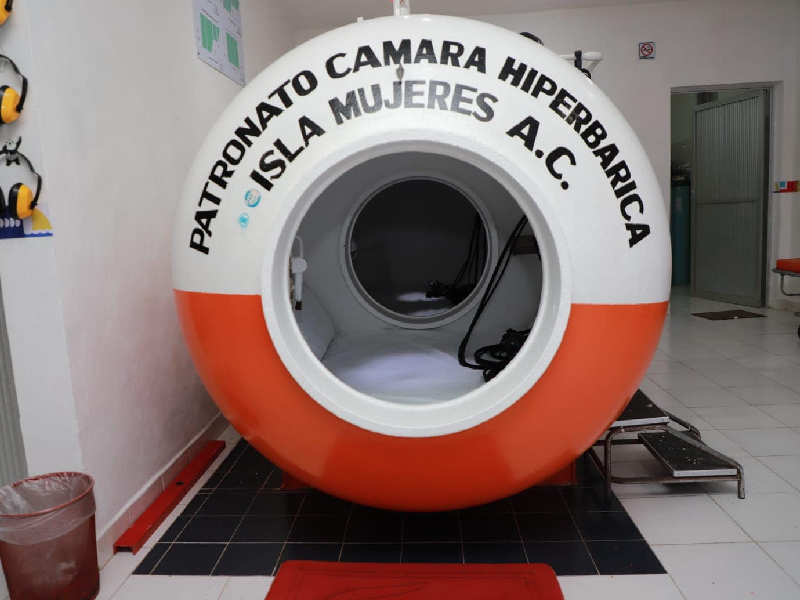 Dan mantenimiento a cámara hiperbárica de Isla Mujeres