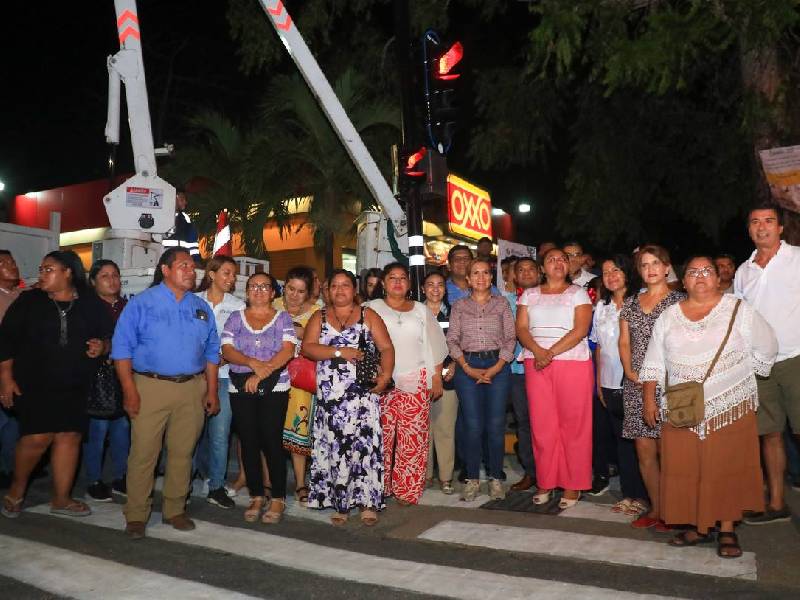 Lili Campos puso en operación los primeros semáforos en Puerto Aventuras