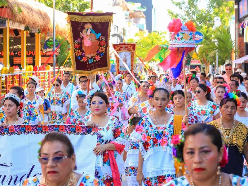 Con procesión el gremio Fundadores participa en la Feria del Carmen