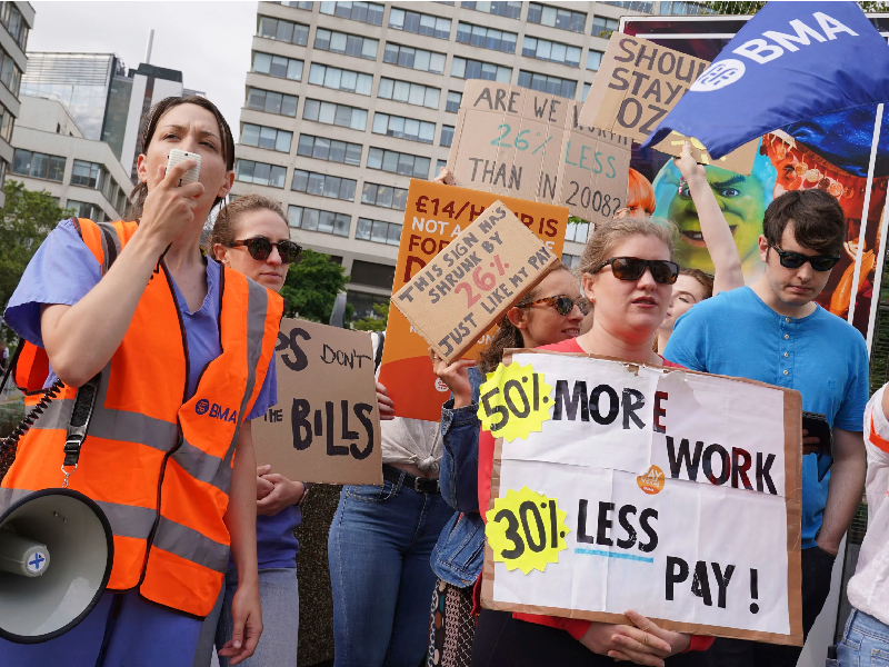 Médicos ingleses inician huelga por mejoras salariales
