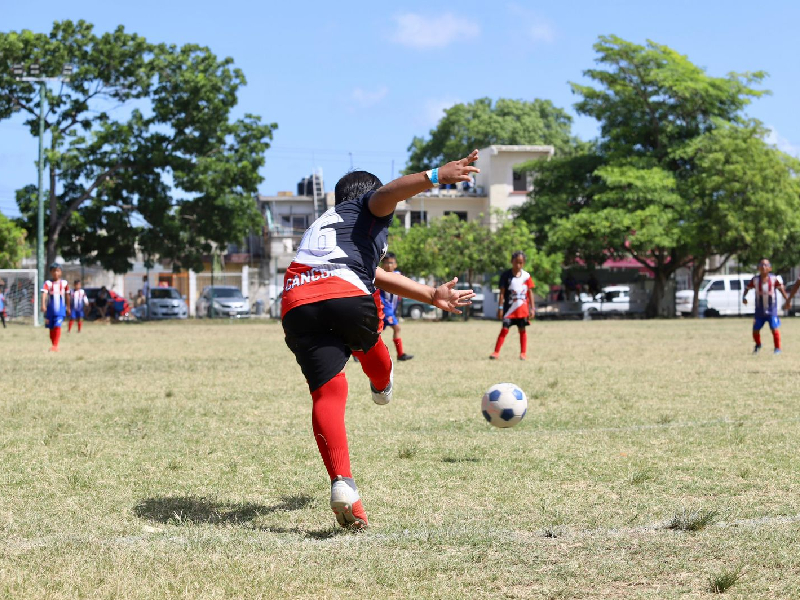 Utilizan fútbol para promover valores entre menores de Cancún