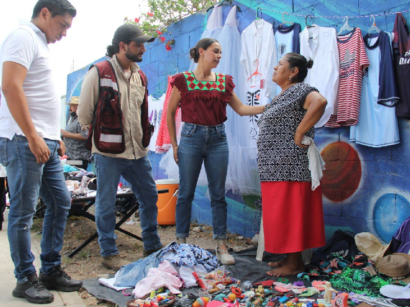 Convive Ana Paty Peralta con tianguis en Tierra Maya