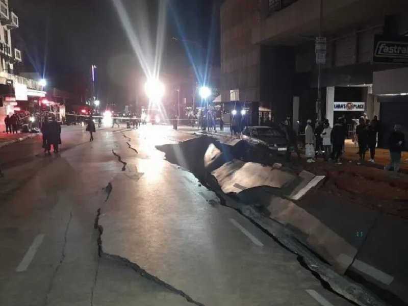 Video. Captan fuerte explosión en Sudáfrica; calle se parte en dos
