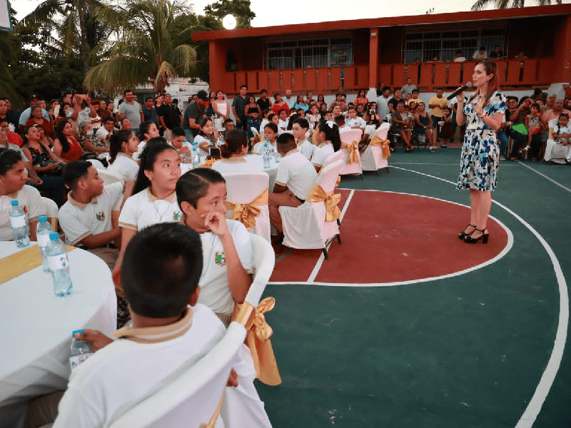 Atenea Gómez amadrina a la Generación 2017-2023 en una primaria de Zona Insular de Isla Mujeres