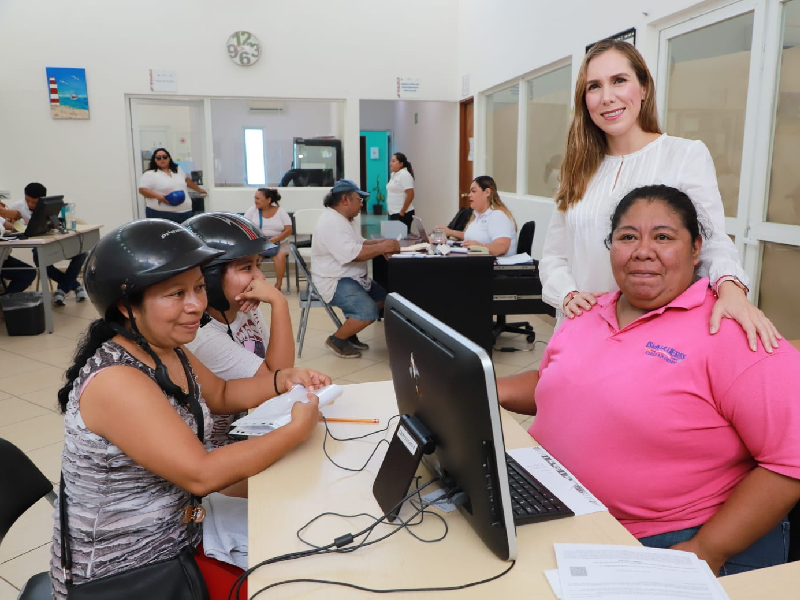 Atenea Gómez supervisa el inicio del registro al programa "Tinacos Isla Mujeres"