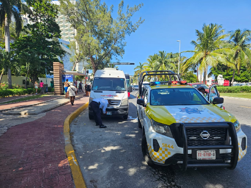Multan a conductores que invaden zonas peatonales en Zona Hotelera de Cancún