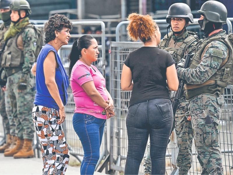 Retienen a guardias tras sangrienta riña en cárcel de Ecuador