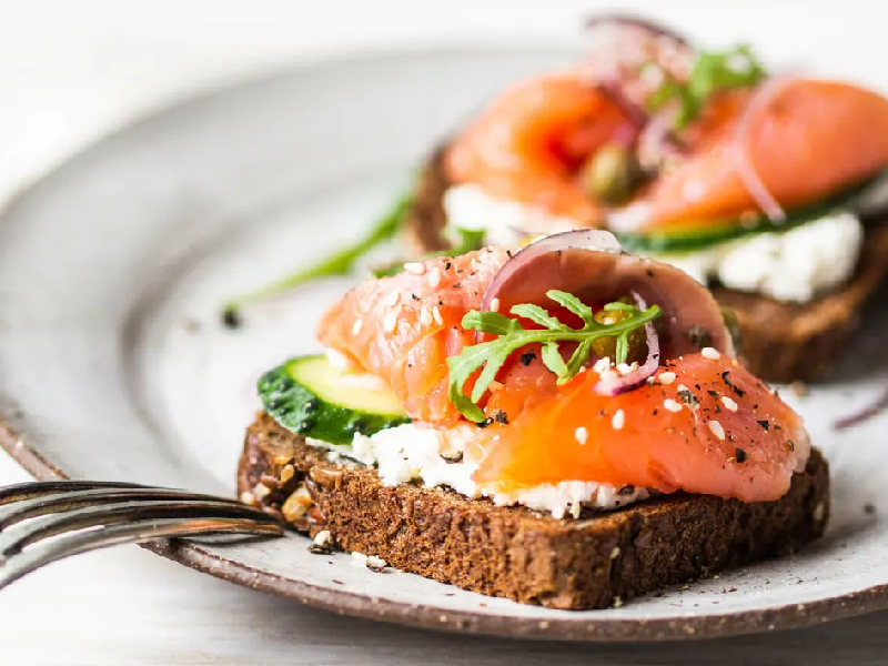 Tostadas de salmón, un deleite culinario lleno de frescura y sabor