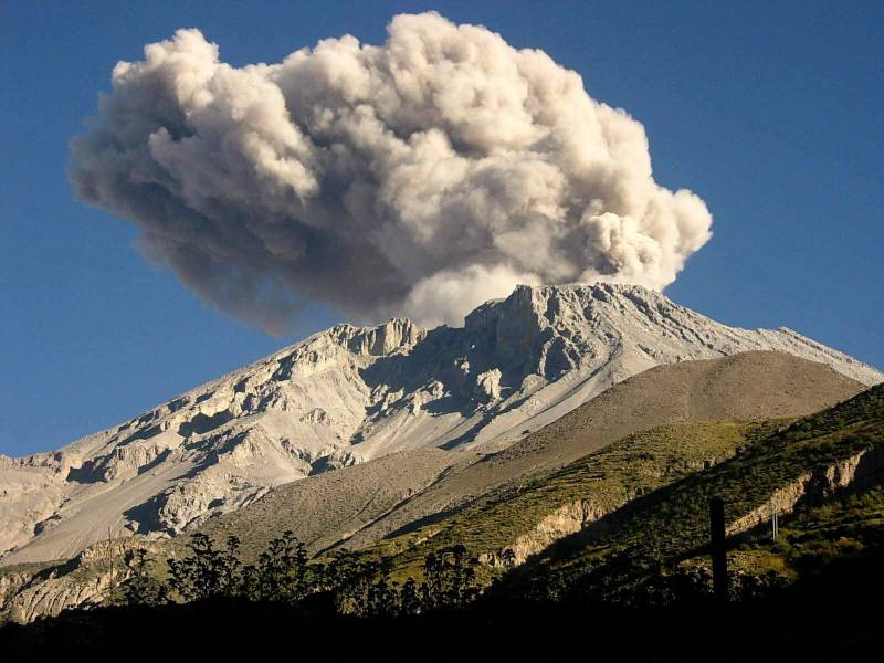 volcán, Ubinas, Perú, erupción, Matalaque, Instituto Geofísico de Perú, Moquegua
