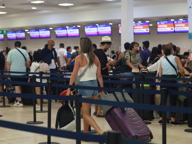 Aeropuerto de Cancún bajan vuelos.