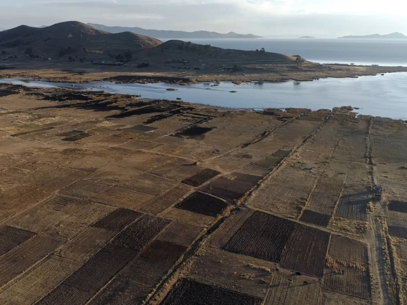 Bajan a niveles históricos aguas de Lago Titicaca