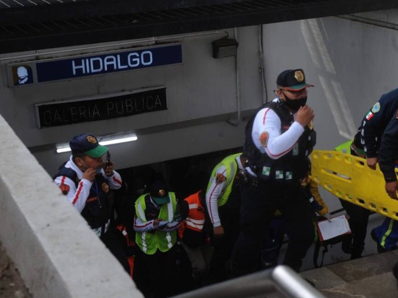 Pareja muere al caer a las vías del Metro en la estación Hidalgo Línea 2