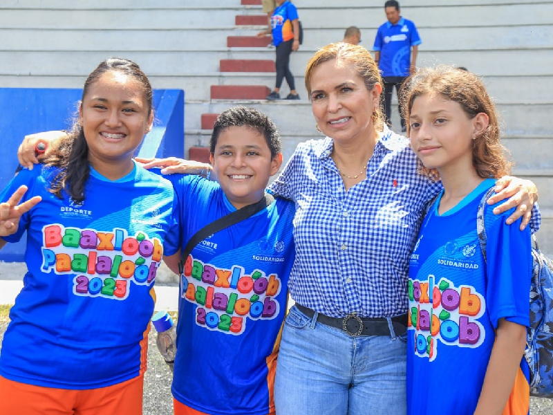 Lili Campos convive con niñas, niños y jóvenes del curso de verano Baaxlo’ob Paalalo’ob