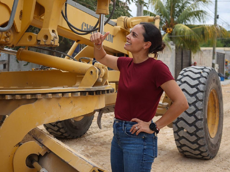 Lleva Ana Paty Peralta obras transformadoras a colonias de Cancún