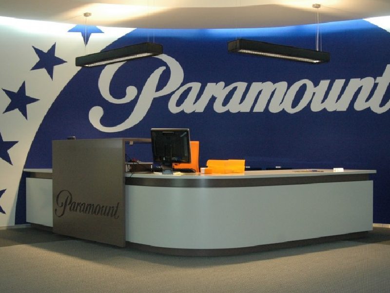 Firma Paramount vende editorial de Stephen King