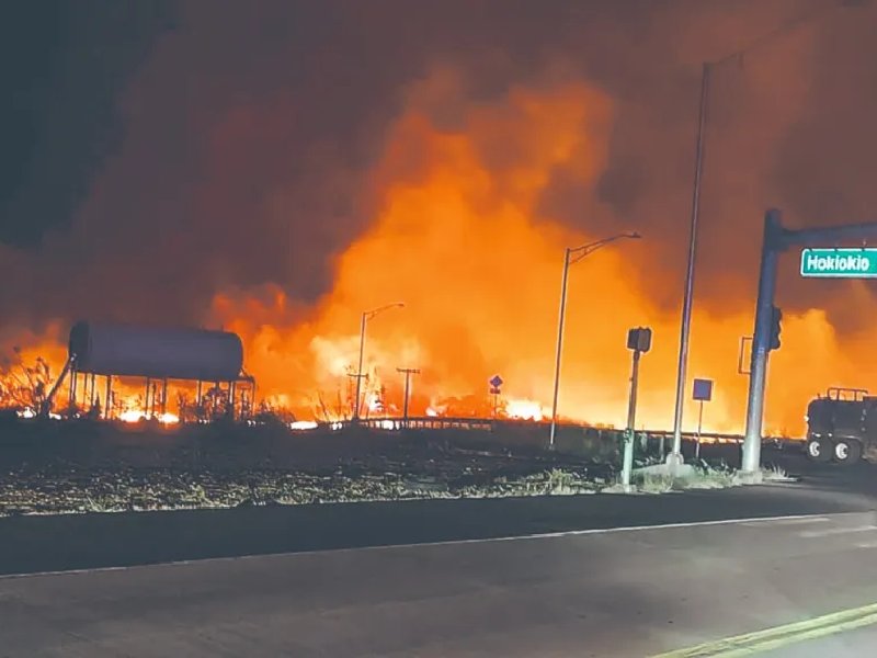 Fuego consume varias localidades de Hawái