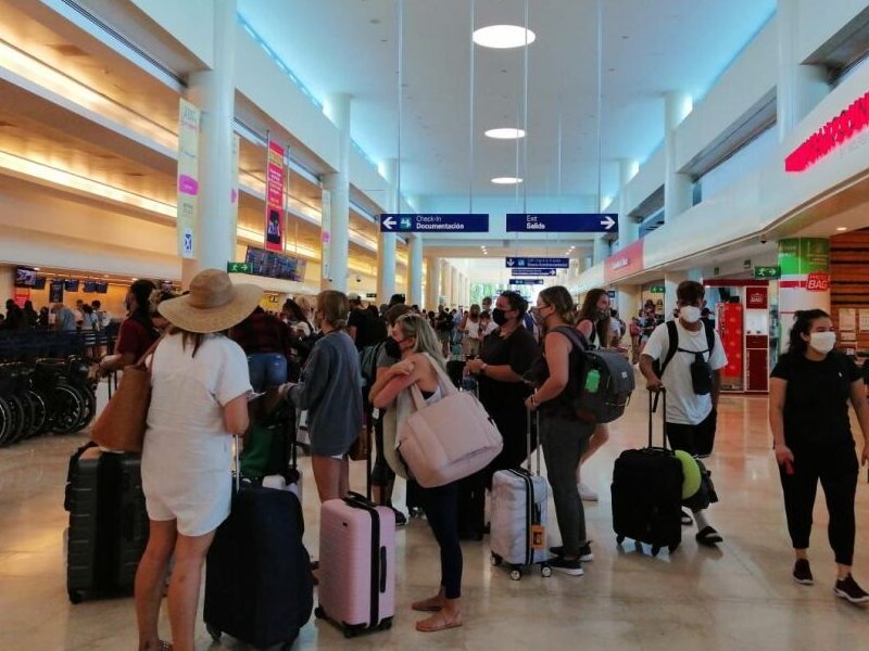 Sujeto cumple un año viviendo en el aeropuerto de Cancún