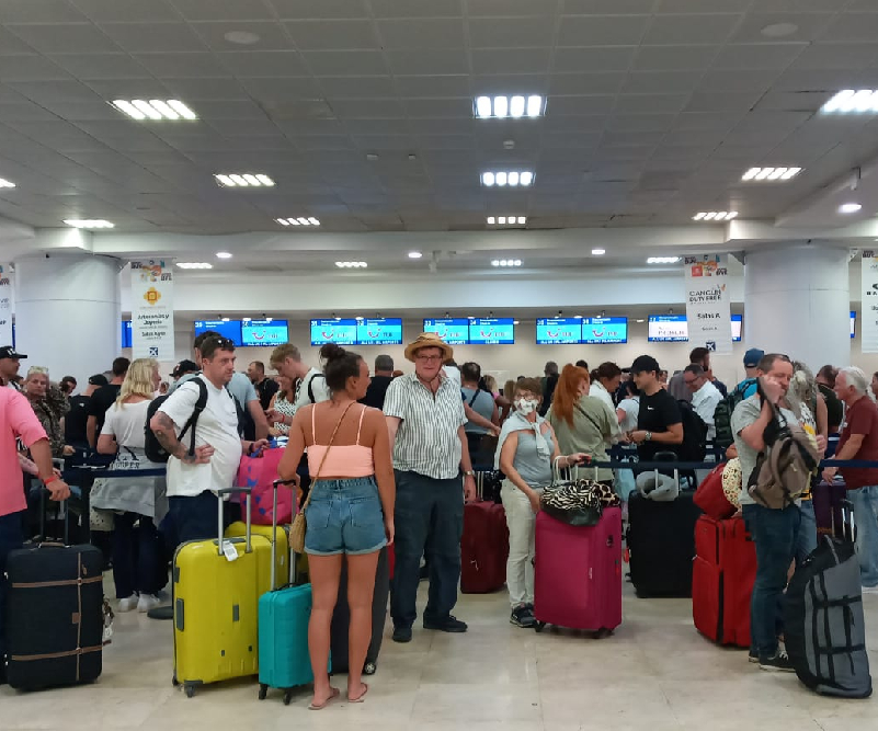 Aeropuerto de Cancún reporta fallas en el servicio eléctrico