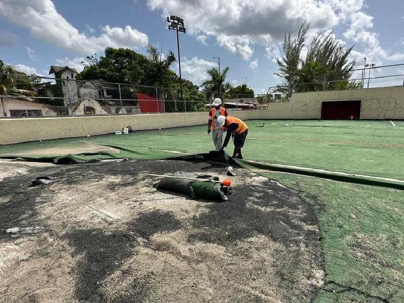 Avanza rehabilitación de pastos sintéticos de campos de futbol de Felipe Carrillo Puerto