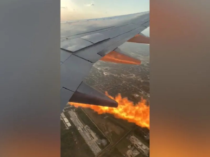 ¡Terror! Motor de avión se incendia en pleno vuelo