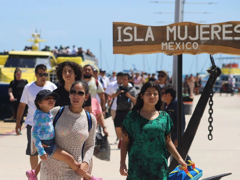 Turistas de todo el mundo se unen a las fiestas del 173 Aniversario de Isla Mujeres