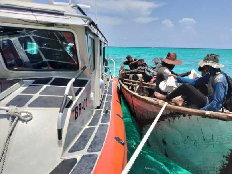 Rescatan a 12 balseros cubanos frente a costas de la zona hotelera de Cancún