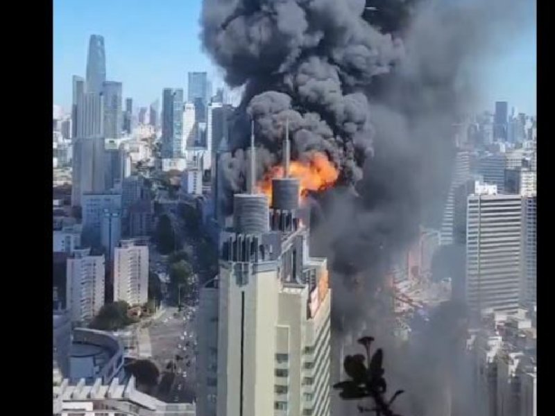 Video. Masivo incendio consume edificio de 20 pisos en Tianjin, China