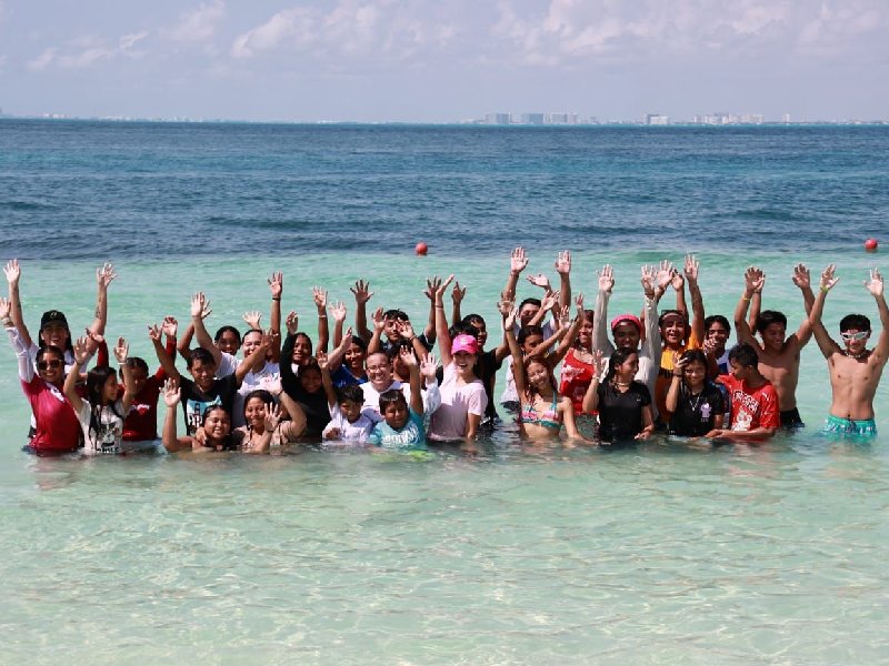 Celebran a las y los jóvenes de Isla Mujeres con una convivencia en la playa